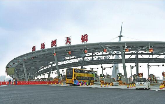 港珠澳大橋通車首日澳門口岸查驗出入境旅客逾1.2萬人次，通關環(huán)境和運作情況良好