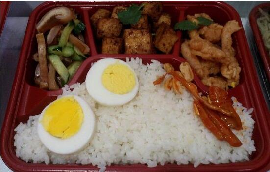 我國快餐行業(yè)起步晚，發(fā)展快，綠色食品將更為人們所重視?