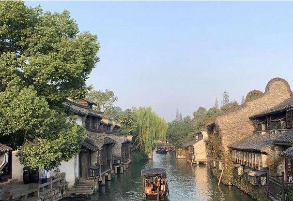 2017年，中國數(shù)字經(jīng)濟(jì)總量達(dá)27.2萬億元，數(shù)字經(jīng)濟(jì)對GDP增長貢獻(xiàn)率達(dá)55%