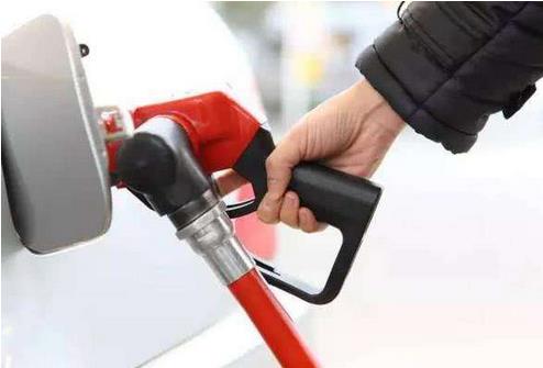 國(guó)內(nèi)汽、柴油價(jià)格每噸分別降低540元和520元，部分地區(qū)油價(jià)重回6元時(shí)代