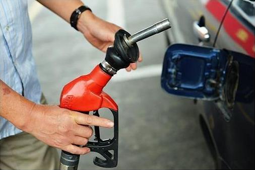 國(guó)內(nèi)油價(jià)料迎來(lái)“三連跌”，創(chuàng)有史以來(lái)最大的下調(diào)幅度