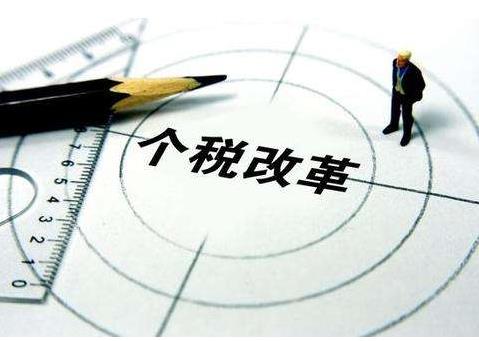 11月份，全國一般公共預(yù)算收入10775億元，同比下降5.4%，支出16431億元，同比下降0.8%??