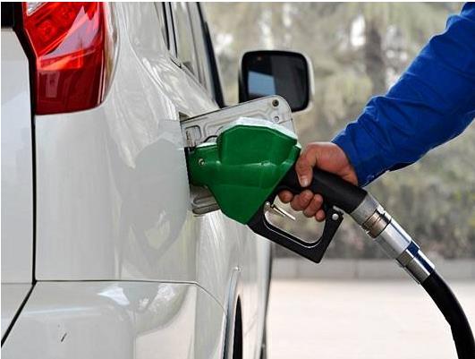 自2018年12月28日24時(shí)起，國(guó)內(nèi)油價(jià)連續(xù)五跌，汽、柴油價(jià)格每噸分別降低370元和355元