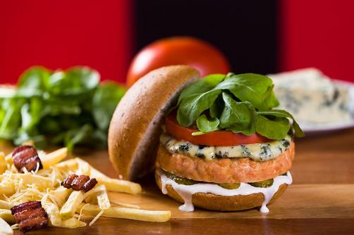 隨著中國經(jīng)濟(jì)的不斷發(fā)展，人們生活水平不斷提高，西式快餐市場需求之龐大無法估量